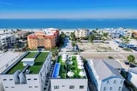 Milos Beach House-New Luxe Haven Steps from Beach -New Rooftop Pool 36 FT Long -  Ferienhäuser