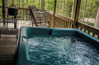 Peaceful cabin in the mountains /w hot tub