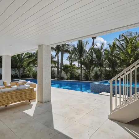 New Beach House! Hot Tub and Heated Pool!