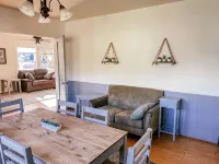 Downtown Two Bedroom Craftsman Home- 2 Minute Walk to the Plaza - บังกะโล