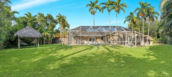 Escape to a Tropical Paradise with a Private Pool & Jacuzzi Hotels in Plantation