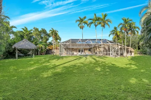 Escape to a Tropical Paradise with a Private Pool & Jacuzzi