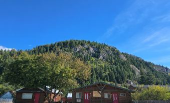 Majestic Mountain Paradise on the Mighty Columbia River