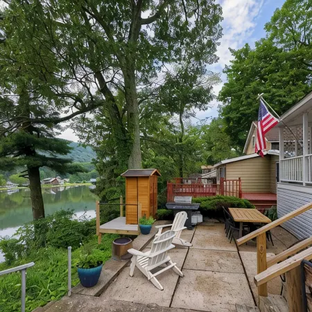 Lakefront Cottage on Moon Lake