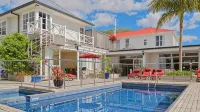 Commodores Lodge - parking