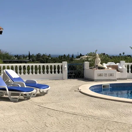 Traditional Portuguese house with lot of privacy and space.