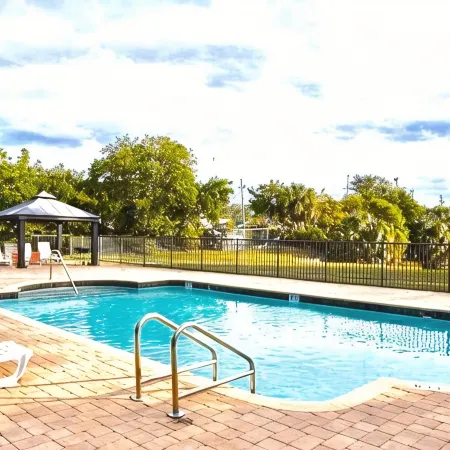 Clearwater Rustic Beach Condo 2 B|R fits 4 to 6 PPL