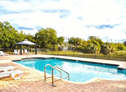 Clearwater Rustic Beach Condo 2 B|R fits 4 to 6 PPL - Private Pool