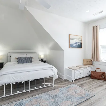 The Loft - Cozy Retreat in Historic Downtown