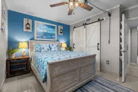 Waterfront Retreat~Central Location~Walk to the Beach~Beach Gear Provided - 3-Star