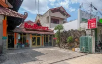 RedDoorz Plus Near Alun Alun Selatan - Pensions