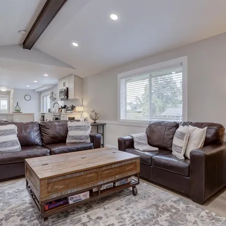 Modern 5 BR - Large Yard + BBQ + Kid's Playhouse + Game Room + Great WiFi