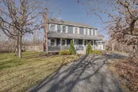 Spacious home for entertaining, centrally located to beach, ferry, and airport. - Swimmingpools