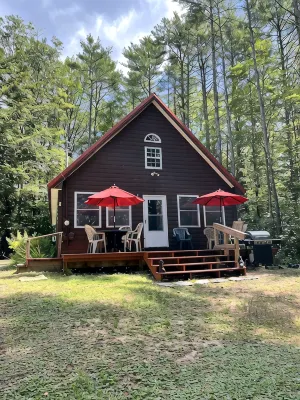 Knotty pine log cabin - boating, fishing, ATV trails and hiking! - Wifi
