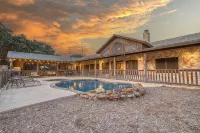 La Mansion on the Frio - Pickleball Court, Pool - 수영장