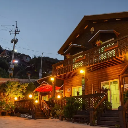 Gurye Solbachi Boineun Punggyeong Pension