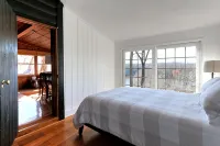Hilltop Lakefront Historical Home w/ SPECTACULAR VIEW 40 min from Washington DC! - 4-Sterne