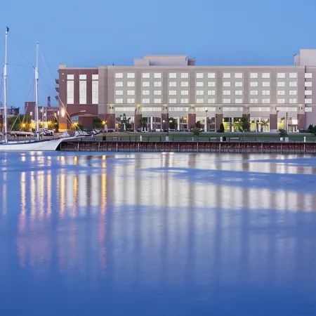 DoubleTree by Hilton Hotel Bay City-Riverfront