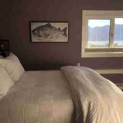Gorgeous new, 1 bd luxury apt, offering stunning views of the mountains and bay Rooms