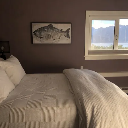 Gorgeous new, 1 bd luxury apt, offering stunning views of the mountains and bay