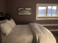 Gorgeous new, 1 bd luxury  apt, offering stunning views of the mountains and bay