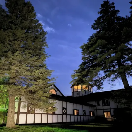 Horse lovers paradise with 2 bedrooms and WiFi, AC in Lake Geneva