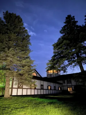 Horse lovers paradise with 2 bedrooms and WiFi, AC in Lake Geneva