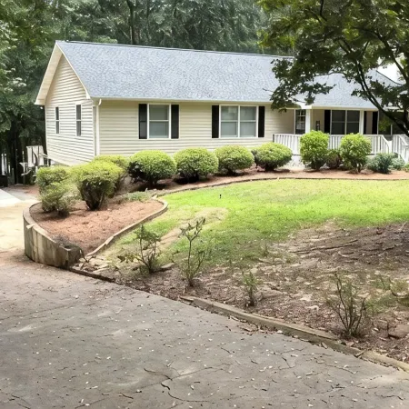 Spacious and quiet lakehouse with dock on Lake Hartwell