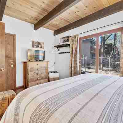 PINESHIRE -Cozy 3-bedroom cabin in Big Bear Lake -WALK to Snow Summit -HOT TUB! Rooms