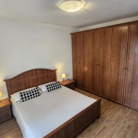 Air-Conditioned Spacious Apartment with Covered Car Parking 100m from the Beach