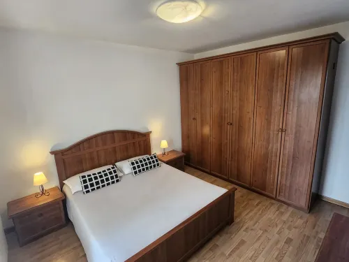 Air-Conditioned Spacious Apartment with Covered Car Parking 100m from the Beach - Lejligheder