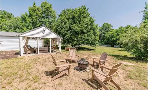 Charming Magnolia Cottage with Hot Tub Near Liberty & Downtown - Homestays