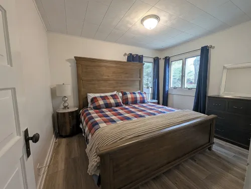 Cozy Private Cabin on a Quiet Lake with Your Own Beach. - 2-Star