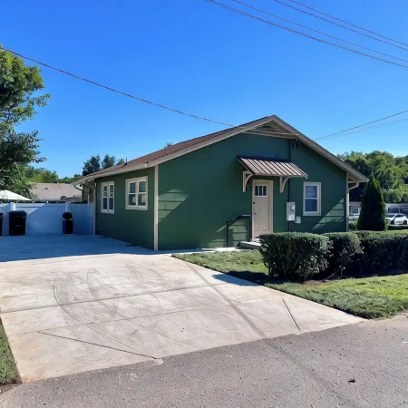 Luxury 3 BR/1 BA Home 3 Minutes to Downtown Murfreesboro & 5 Minutes to MTSU