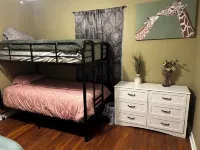 Charming 2-bedroom house in welcoming quiet Hondo w HEAT AC, WiFi, cable - 무료 와이파이