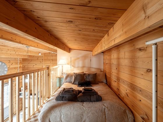 Walliswood Lodge - Rural Retreat - Newly converted, Wood Burner, Air Con, wi-fi