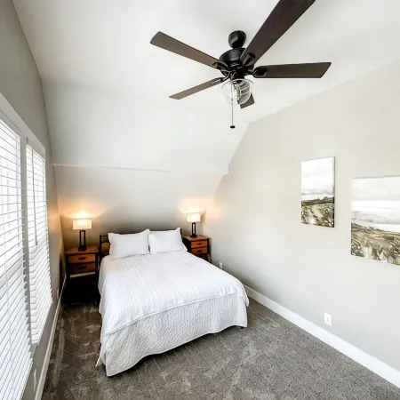 Midtown Oasis - Walkable to Blackstone - Within 5 Minutes of Downtown -Sleeps 12