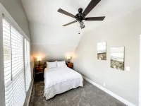Midtown Oasis - Walkable to Blackstone - Within 5 Minutes of Downtown -Sleeps 12 - 방갈로