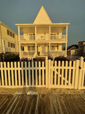 Charming Beach Front 3-bedroom house in Ocean Gate with WiFi and AC - 4 tähden