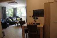 Modernly Furnished Bungalow with Fireplace, Surrounded by Greenery. - 3-Star