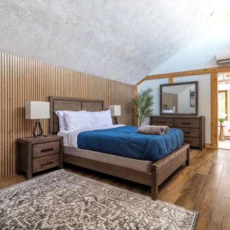 Modern Rustic Lodge! 2 min. walk to Ski Slopes, 6TVs, Linens, WiFi, A/C, Firepit