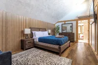 Modern Rustic Lodge! 2 min. walk to Ski Slopes, 6TVs, Linens, WiFi, A/C, Firepit - 2 étoiles