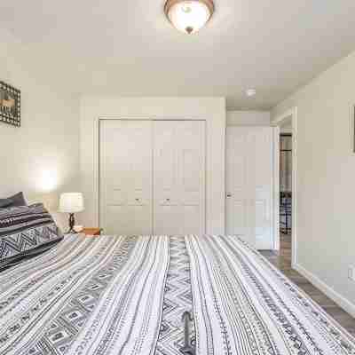 Downtown Sisters Suite - HOT TUB - Dog Friendly Rooms