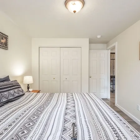 Downtown Sisters Suite - HOT TUB - Dog Friendly Отели в г. Систерс