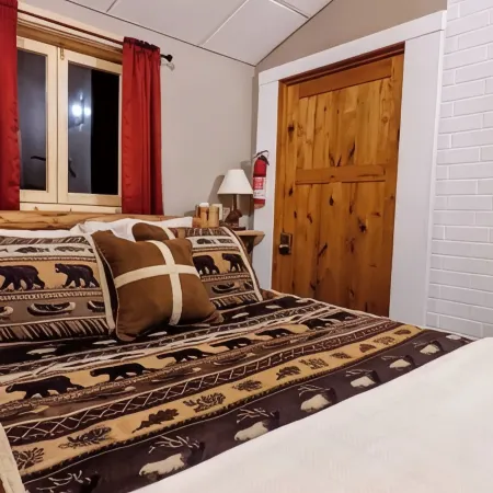 Cozy Charming Convenient Lake Street Retreat Отели в г. Сандпойнт