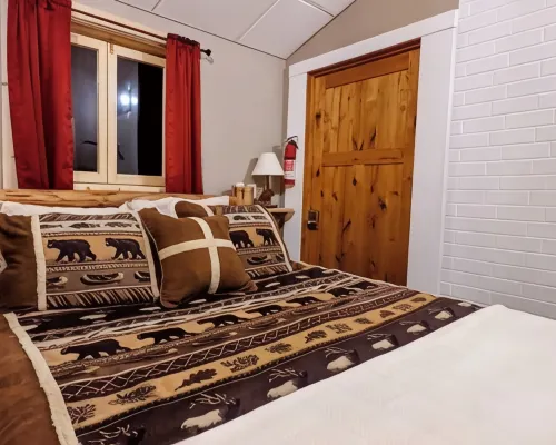 Cozy Charming Convenient Lake Street Retreat Hotels in Sandpoint