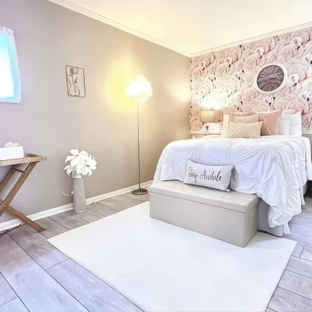 Luxe Villa- mins from Mohegan Sun with fireplace, jacuzzi, sauna/pools, and spa
