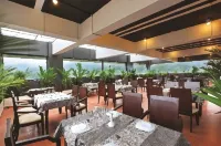 Holiday Vista Thekkady a Premium Hotel Near Periyar Wild Life Sanctuary with Sky View Pool - bar