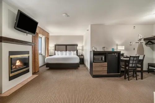 Days Inn & Suites by Wyndham Traverse City - parking