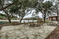 Private cabin on 10 acre lake, 4.5 miles from Boerne - 4성급